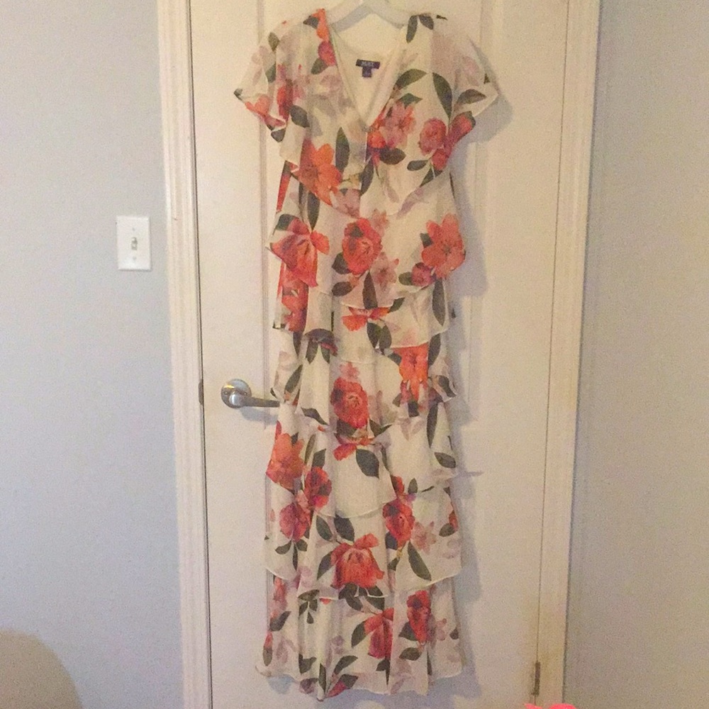 🌸 NEW 🌸 SLNY white layer gown with rose pattern
